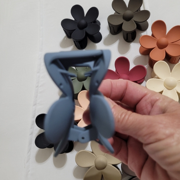 13 Flower Hair Clips - Picture 3 of 3